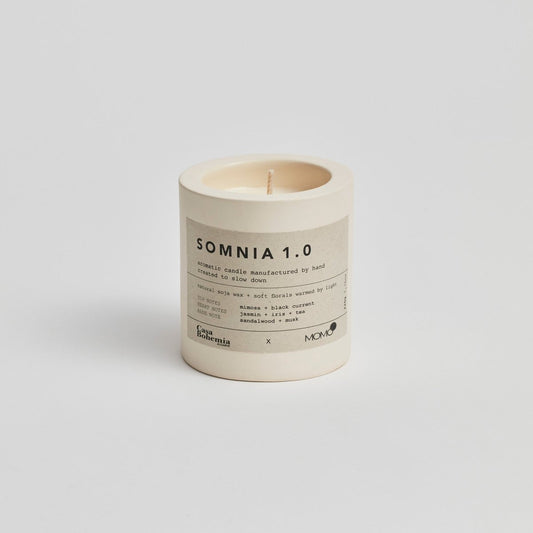 Bougie aromatique Somnia 1.0 Momo Cotton dans un récipient crème avec cire de soja naturelle sur fond blanc