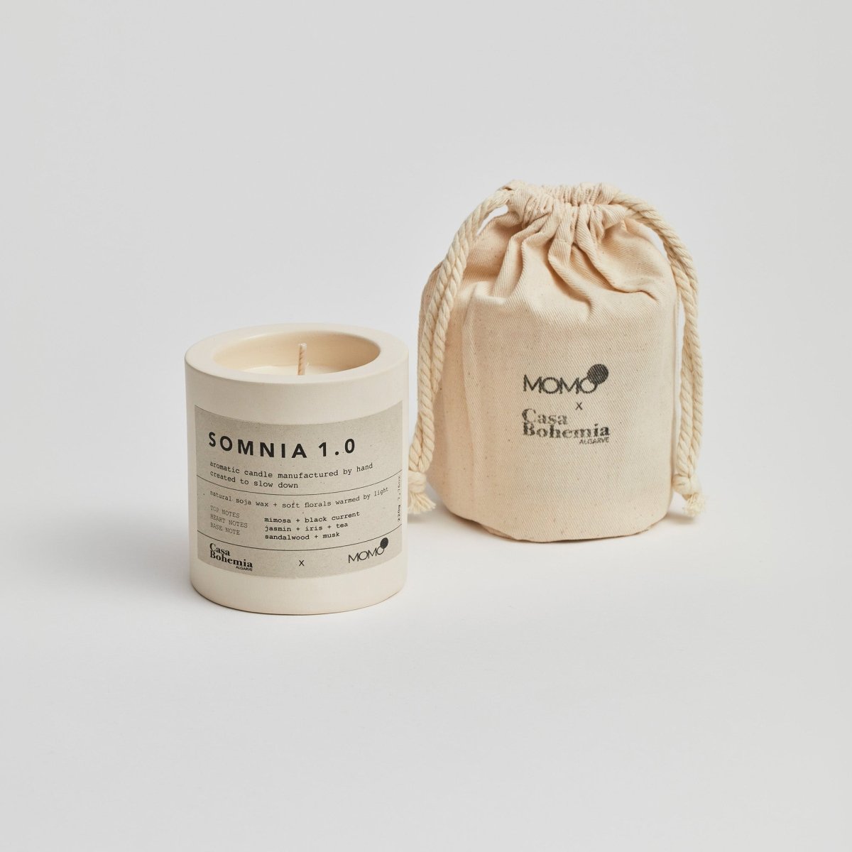 Bougie aromatique Somnia 1.0 avec pochette à cordon crème par Momo et Casa Bohemia sur fond blanc