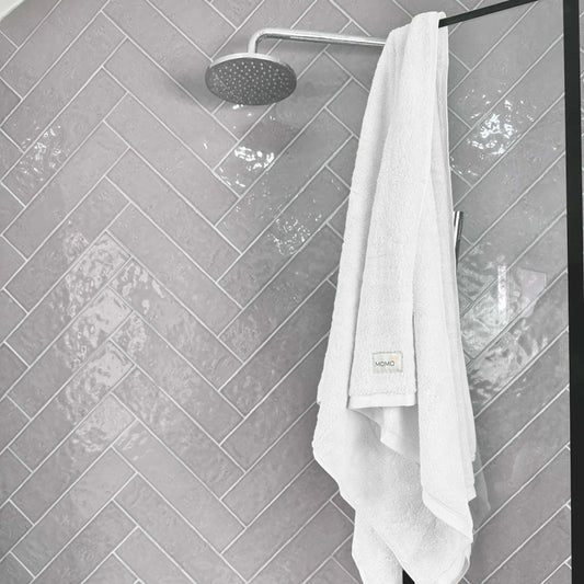 Serviette de bain en bambou blanc sur fond gris – douce, absorbante et écologique