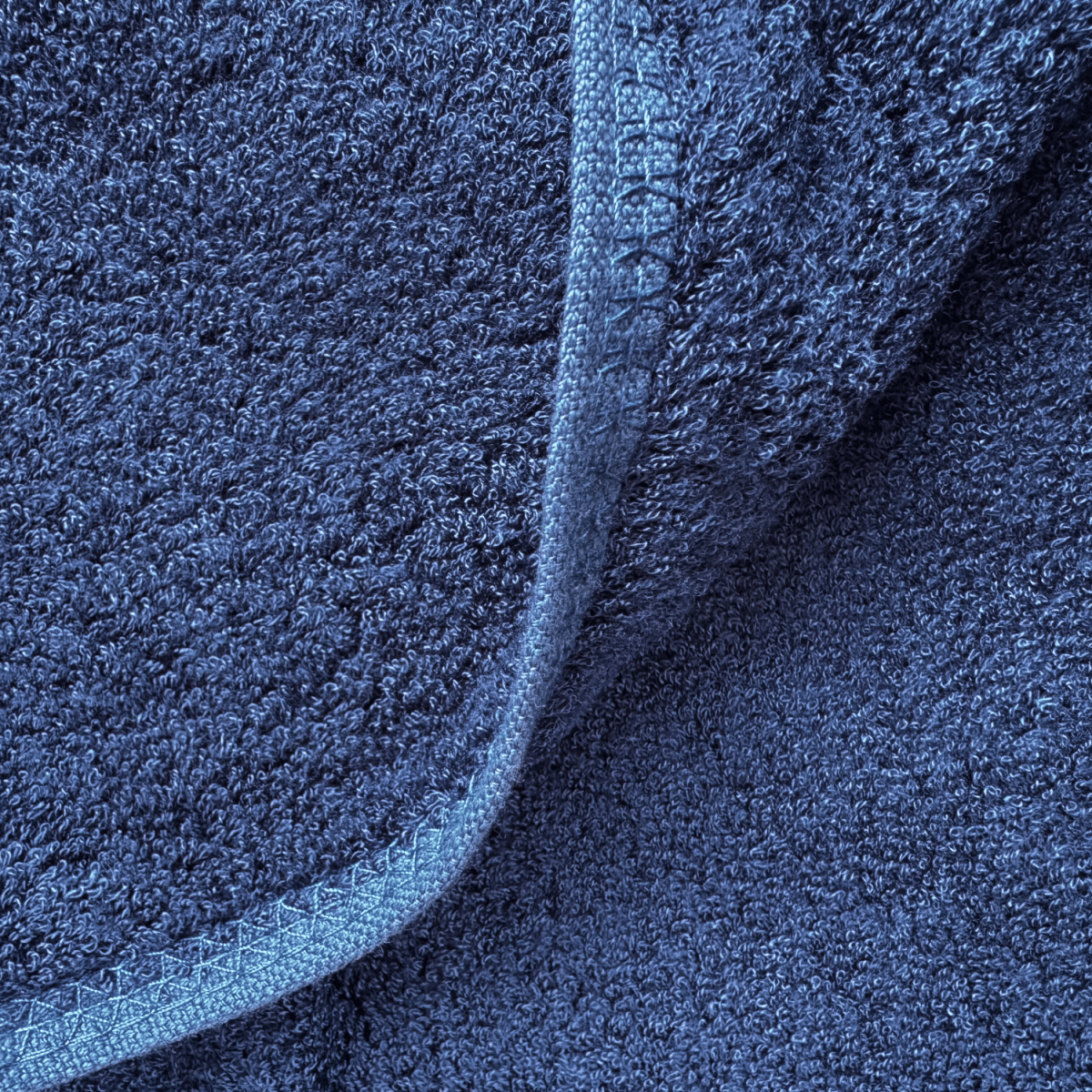 Gros plan sur la texture de serviette en bambou bleu – douce, absorbante et durable