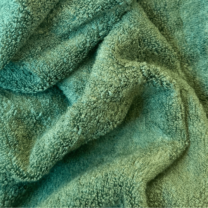 Gros plan de la texture de la serviette en bambou vert – douce, absorbante et durable