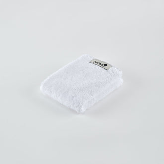 Serviette en bambou blanc avec étiquette Momo Cotton sur fond clair, vue en angle