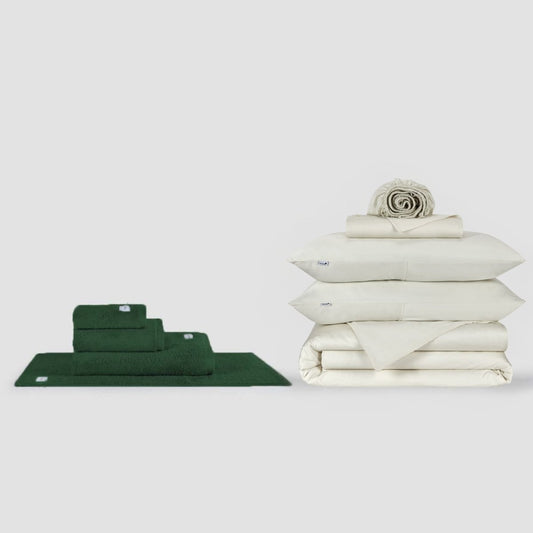 Ensemble serviettes vertes et draps blancs présentés sur fond neutre Momo Cotton