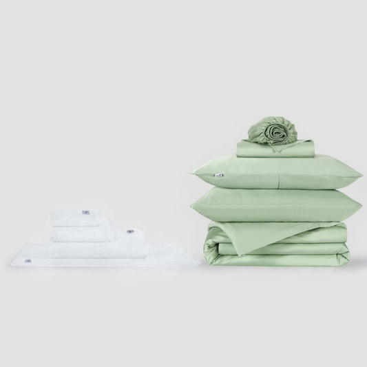 Ensemble de literie complet vert sauge et blanc avec collection de serviettes assortie Momo Cotton sur fond blanc
