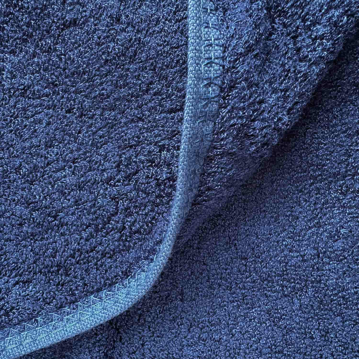 Tapis de bain wabi-sabi bleu avec tissage coton texturé, détail bordure repliée, 50x90cm