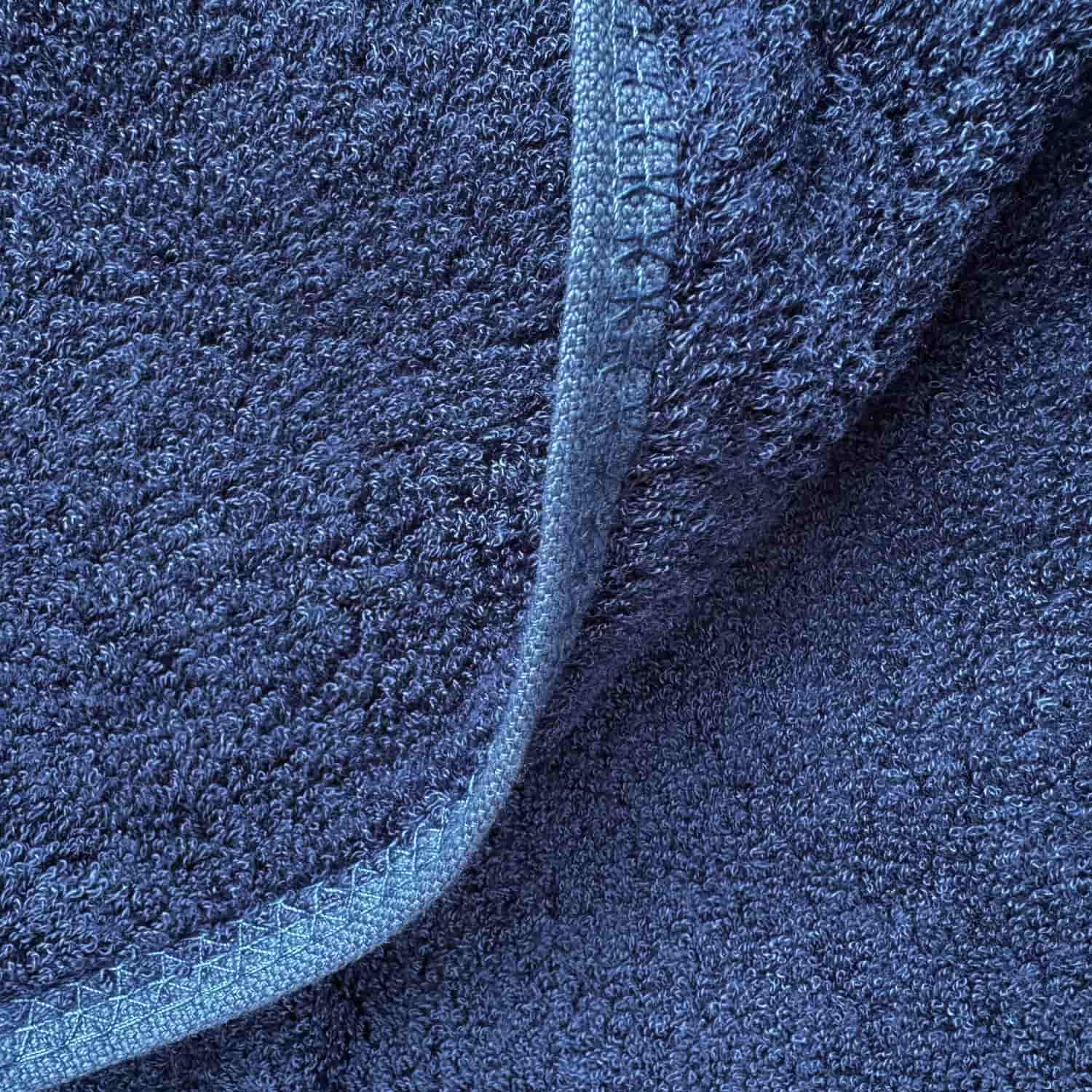 Tapis de bain wabi-sabi bleu avec tissage coton texturé, détail bordure repliée, 50x90cm