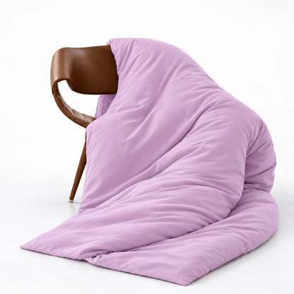 Housse de couette en bambou satineux rose sur chaise marron motif ondes douces