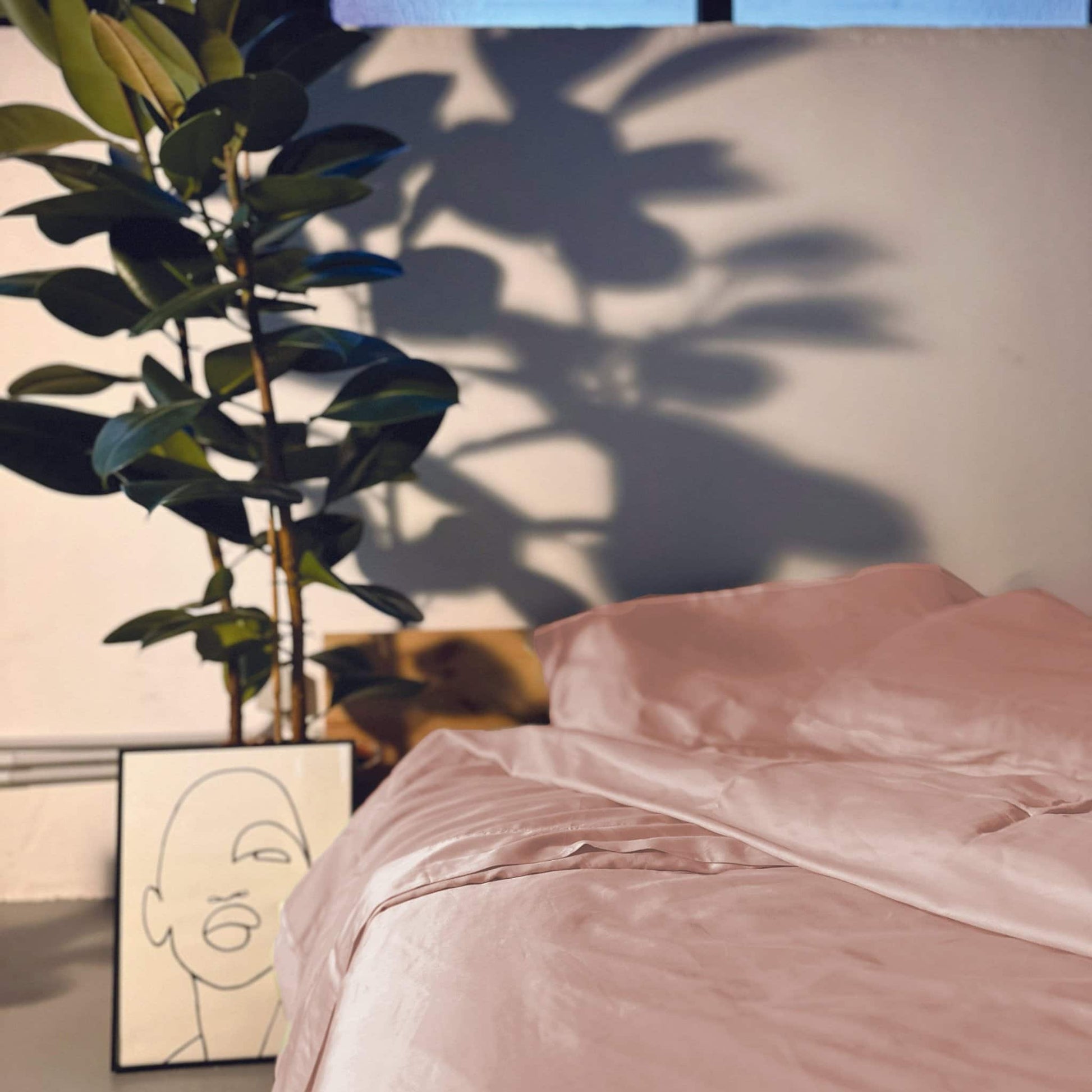 Complete pink bamboo bedding set with plant – duvet, sheets and pillows, soft, breathable and sustainable