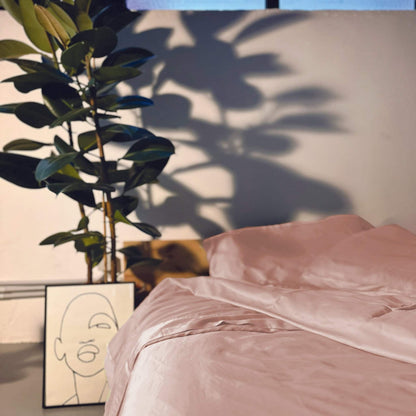 Complete pink bamboo bedding set with plant – duvet, sheets and pillows, soft, breathable and sustainable