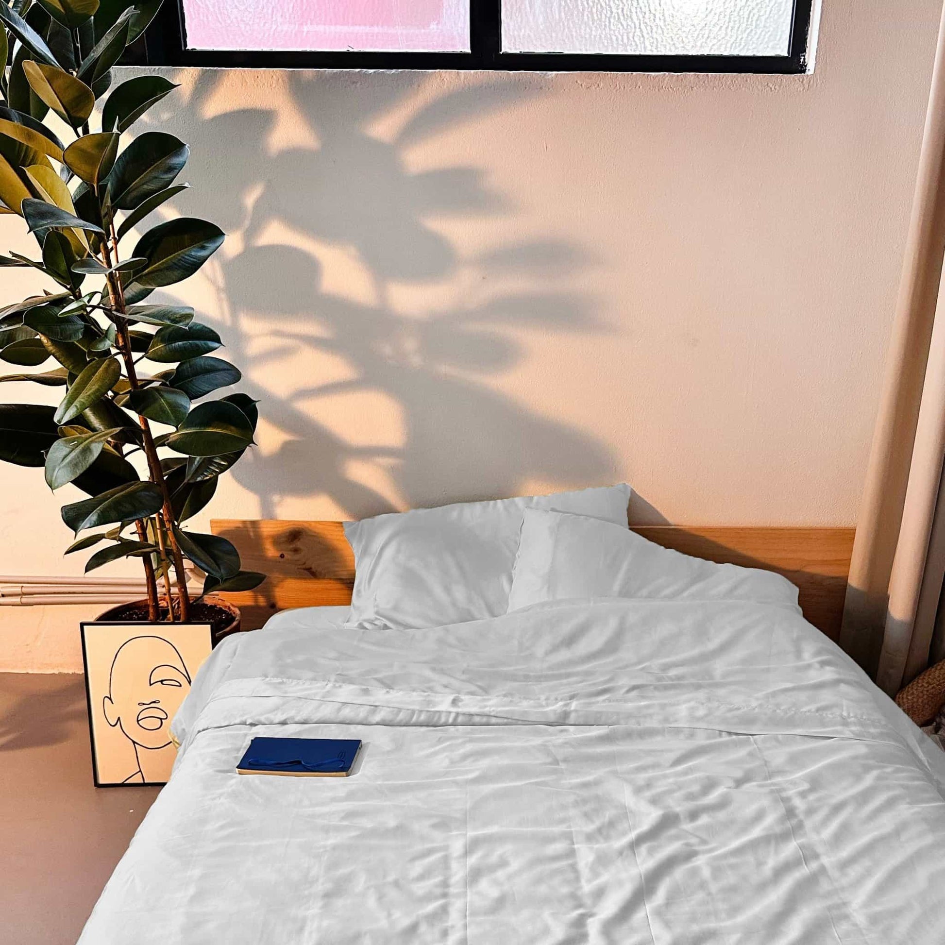 Complete white bamboo bedding set with book and plant – duvet, sheets and pillows, soft, breathable and sustainable