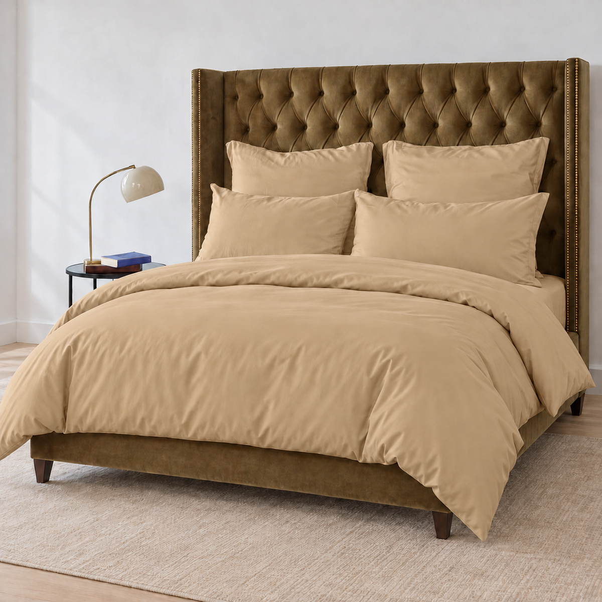 Ensemble housse de couette beige sur lit avec tête de lit rembourrée marron, literie en bambou