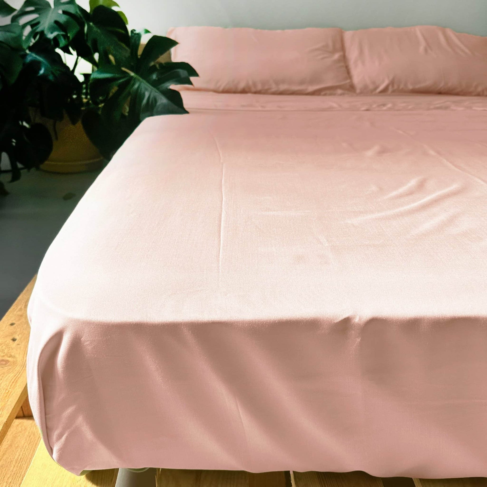 Flat pink bamboo sheet set – soft, breathable and sustainable bedding for all seasons