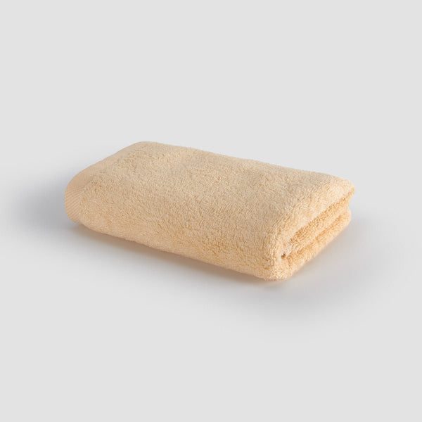 Serviette de main beige en bambou Momo Cotton – douce, absorbante, sèche rapidement et durable.